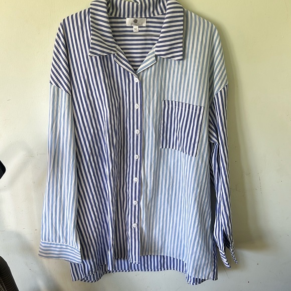 Everyday Chic Boutique Striped Blue Blouse Button up - Picture 1 of 8